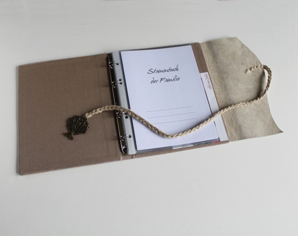 Stammbuch "Baum" aus taupe farbigem Büffelleder, DIN A5